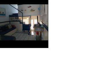 - un salon avec un canapé et une table dans l'établissement Apartamento Frente Rio Una próximo da praia, à São Sebastião