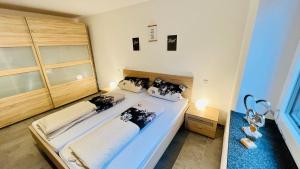 Ένα ή περισσότερα κρεβάτια σε δωμάτιο στο Eife(e)l-Home Ferienwohnung Jakobs