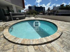 uma grande piscina no meio de um prédio em Apto 3 quartos grande a 50m do Mar AH113 em Tambaú