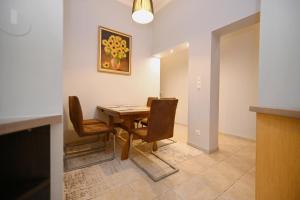 une salle à manger avec une table et des chaises en bois dans l'établissement Victus Apartamenty, Apartament Tuż Przy Plaży, à Sopot 5 autres photos