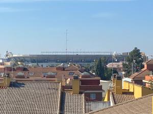 Una vista de una ciudad con un estadio al fondo. en Shared apartment! Piso compartido! Общая квартира!, en Sevilla