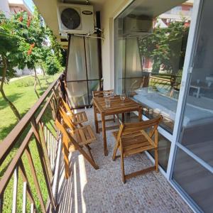 patio con mesa y sillas en el balcón en HOLIDAY ORCHID FORT GARDEN - Premium Apartments, en Sunny Beach