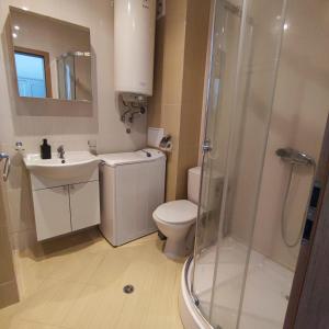 uma casa de banho com um WC, um lavatório e um chuveiro em HOLIDAY ORCHID FORT GARDEN - Premium Apartments em Sunny Beach