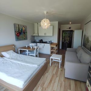 um quarto com uma cama e uma cozinha com uma mesa em HOLIDAY ORCHID FORT GARDEN - Premium Apartments em Sunny Beach