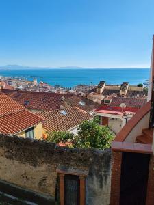 vista su una città con tetti e sull'oceano di Naboo Guest House - Amalfi Coast a Salerno