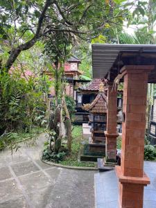 un jardín con una casa en el fondo en Umah Saren Homestay, en Undisan