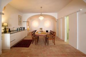 uma cozinha e sala de jantar com mesa e cadeiras em Tavira Loft Almirante Design em Tavira