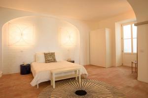 um quarto branco com uma cama e um tapete em Tavira Loft Almirante Design em Tavira