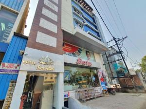 una tienda frente a un hotel en una ciudad en HOTEL SCARLET, en Gwalior