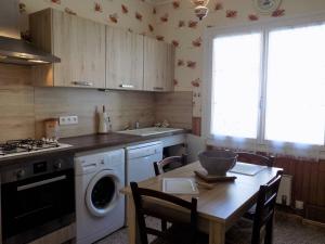 Kuchyňa alebo kuchynka v ubytovaní Ronce-les-Bains - EMPLACEMENT TOP pour cette RONCOISE RÉNOVÉE - COEUR
