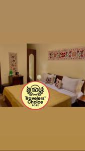 une chambre d'hôtel avec un lit et un panneau. dans l'établissement Hotel Saidkasim with a Terrace, à Boukhara