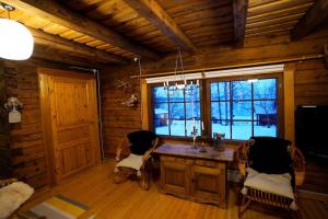 una cocina con fregadero en una cabaña de madera en Lakeside Rustic Luxury, en Kajaani