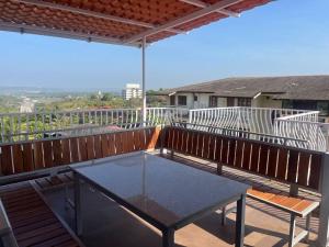 En balkon eller terrasse på D Villa : A posh bunglow with modern amenities