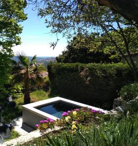 Vista de la piscina de Le Clos Fontaine o d'una piscina que hi ha a prop