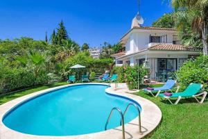 een zwembad voor een huis bij Villa Corrib in Santa Fe de los Boliches