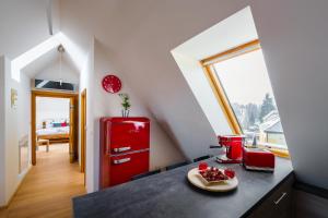 cocina con nevera roja en una habitación en Apartmán ve vile, en Ostrava
