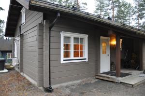 a small house with a door and a window at Himos Slalom 1, Poreallas kuuluu hintaan in Jämsä