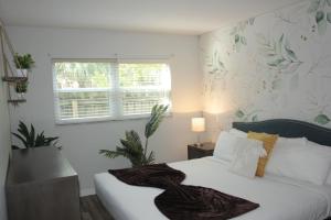 1 dormitorio con cama blanca y ventana en Walk to SMH, king bed Siesta Key Beach, en Sarasota