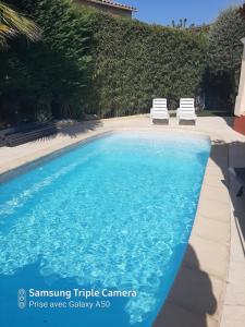 Bazén v ubytování Un coin de paradis nebo v jeho okolí