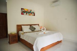 - une chambre dotée d'un lit avec un ruban dans l'établissement Kim Homestay, à Ubud