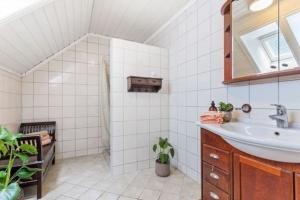 een badkamer met een wastafel en een spiegel bij Cozy house with lovely view in Bergen