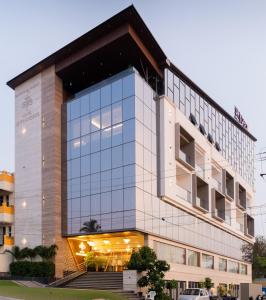 budynek z dużą szklaną fasadą w obiekcie Hotel Le Grandeur w mieście Narasimharaja Puram