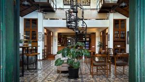 Restoran või mõni muu söögikoht majutusasutuses Mae Terra - 4BHK Villa with Infinity Pool on Chorao Island