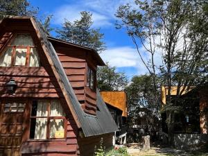 una casa de madera con techo de gambrel en del ANDINO.USH en Ushuaia