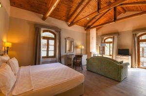 فندق ومنتجع باتارا برينس - سبيشال كاتيغوري في كالكان: غرفة نوم بها سرير كبير وأريكة