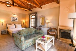 فندق ومنتجع باتارا برينس - سبيشال كاتيغوري في كالكان: غرفة نوم بسرير واريكة وموقد +84 صورة