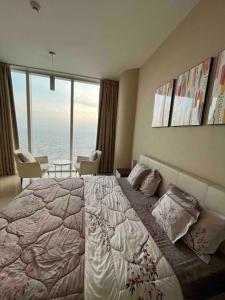 1 dormitorio con 1 cama y vistas al océano en شقة في برج رافال بإطلالة ساحره en Riad