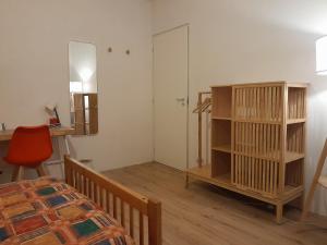 Casa Vacanza Giardino في Guardiabruna: غرفة نوم بسرير وخزانة زجاجية