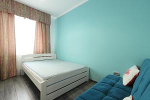a small bedroom with a bed and a couch at Olivia Home in Oradea