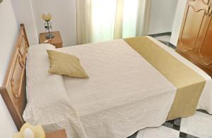 コニル・デ・ラ・フロンテーラにあるApartamento Santa Ritaのベッドルーム1室(白いベッドカバー付きの大型ベッド1台付)