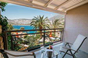 فندق ومنتجع باتارا برينس - سبيشال كاتيغوري في كالكان: شرفة مع كرسيين وإطلالة على المحيط