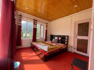 Un pat sau paturi într-o cameră la Aru heights Guest house