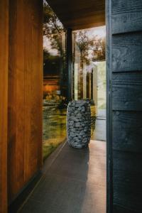 une porte menant à une maison avec une pile de rochers dans l'établissement Watermill River House, 