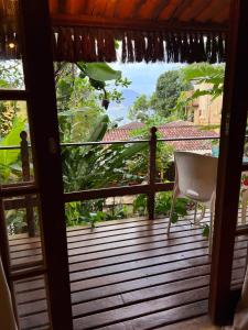 una vista desde el porche delantero de una casa en Chalé Maria Bonita - Ilha Grande, RJ en Angra dos Reis