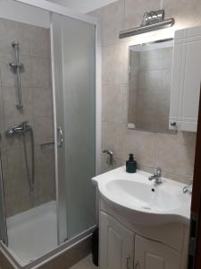 Et badeværelse på Apartments Maslina + 76 billeder