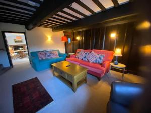 ein Wohnzimmer mit 2 Sofas und einem Couchtisch in der Unterkunft Ffawydden - a listed gem in the National Park in Abergavenny