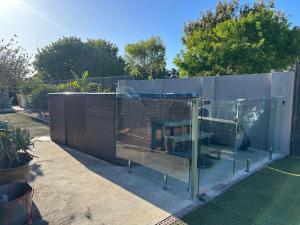 une cage pour oiseaux avec une table dans une clôture dans l'établissement Koombana Retreat, à Perth