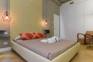 sypialnia z łóżkiem z ręcznikami w obiekcie EVE Luxury Apartments Pantheon w Rzymie