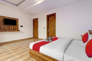 A bed or beds in a room at Super OYO Flagship Hotel Times Square