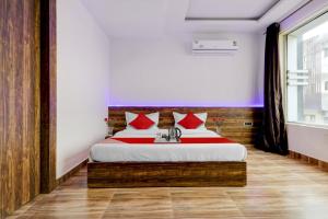 Ein Bett oder Betten in einem Zimmer der Unterkunft Super OYO Flagship Hotel Times Square