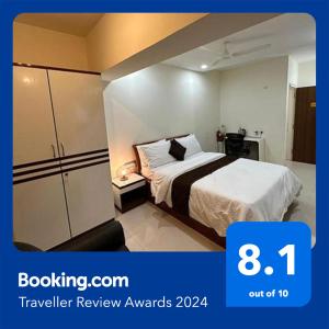 um quarto de hotel com uma cama e um guarda-roupa em FabHotel Prime Finesse em Kharadi