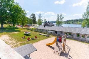 um parque infantil com um banco e um escorrega em Vimmerby Camping em Vimmerby
