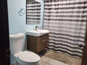 Ένα μπάνιο στο Chic 3 Bedroom Unit, Few Steps To The Ocean, Barbosa Unit 4 +42 φωτογραφίες