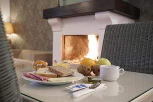 uma mesa com um prato de comida e uma lareira em Hospedarte Cazadero Real em El Rocío