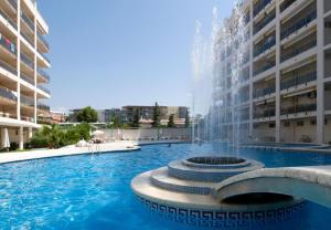 einen Brunnen vor einem großen Gebäude in der Unterkunft NEW Michelangelo Planet Costa Dorada in Salou