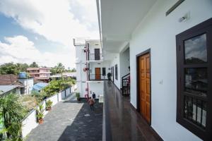 蘇丹布塔里的住宿－Wayanad Rooms Izza，房屋的阳台享有风景。